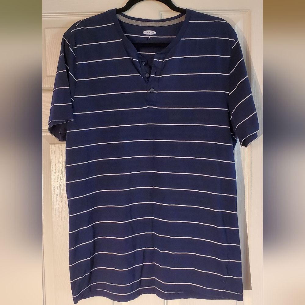 Old Navy Men's XL navy and white henley short-sleeve shirt